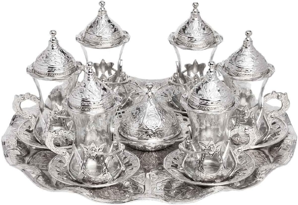 Avis : verres à thé turcs traditionnels avec soucoupes
