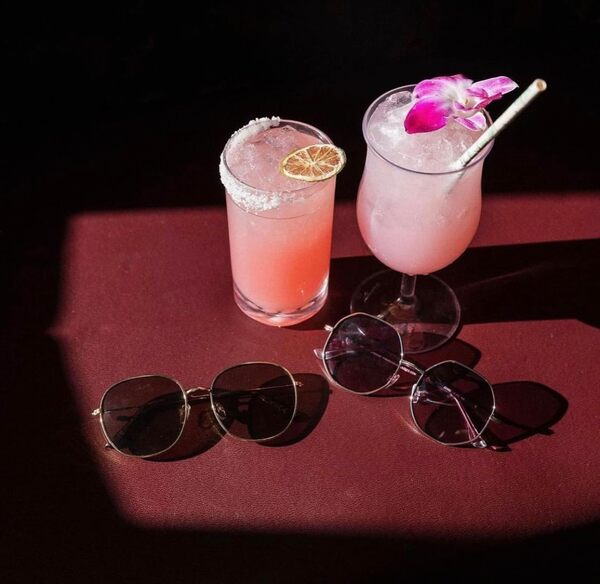 Drinique Lot de 4 verres à cocktail incassables en plastique Tritan tropical transparent 388,5 g