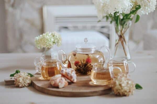 Teabloom Théière en verre résistant à la chaleur avec infuseur à thé amovible (taille standard : 946 ml) et quatre tasses à thé en verre borosilicate (207 ml) – Service à thé en verre sans plomb