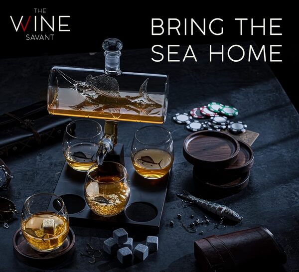 Distributeur de carafe à vin et à whisky Swordfish & Sailfish et 4 verres à liqueur – Carafe et verre pour pêche et bateau – Cadeaux de pêche pour homme Carafe à bourbon et scotch pour alcool