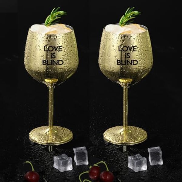 Découvrez notre avis sur les verres à vin personnalisés Love is Blind doré par Lebempel : un mariage parfait entre style et personnalisation pour vos moments spéciaux