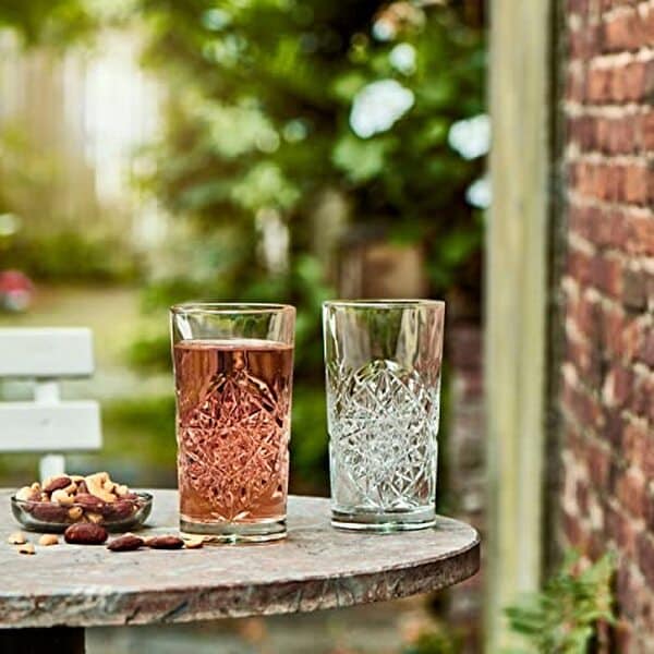 Découvrez notre avis sur le verre long drink Hobstar de Libbey : un design vintage qui sublime vos boissons avec élégance et originalité. Parfait pour toutes vos célébrations conviviales.