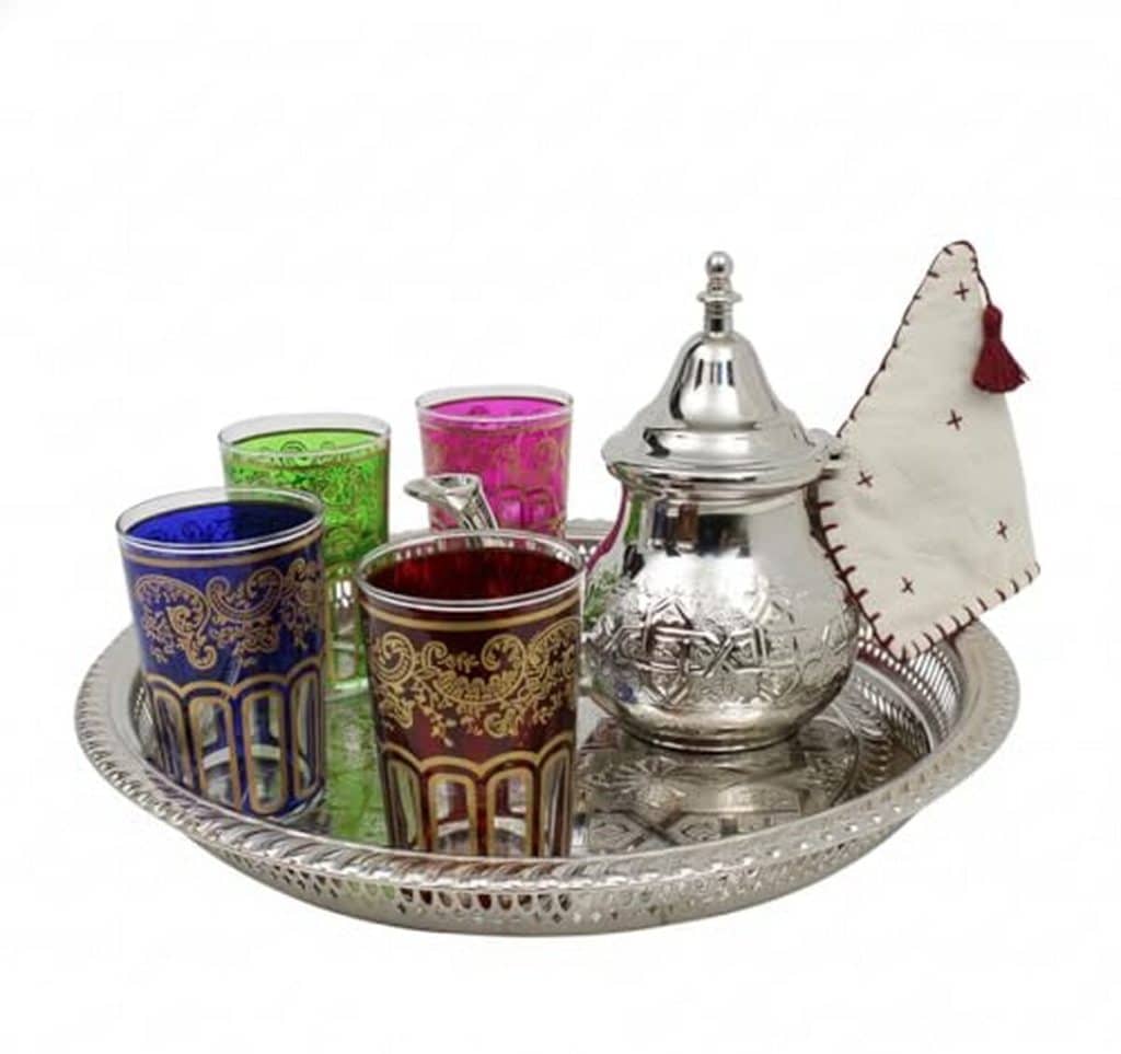 Avis sur le service à thé marocain Medium gravé : théière argentée et verres multicolores