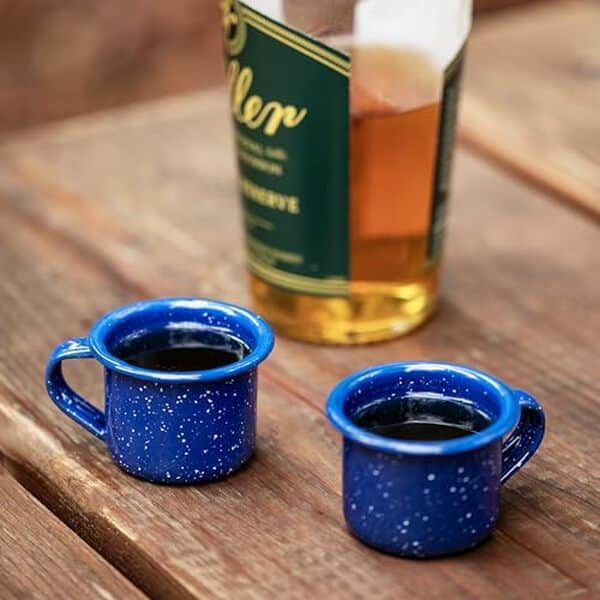 Découvrez notre test complet des verres à shot Foster et Seigle 7128 en émail bleu : qualité, design et performance de ce verre unique.