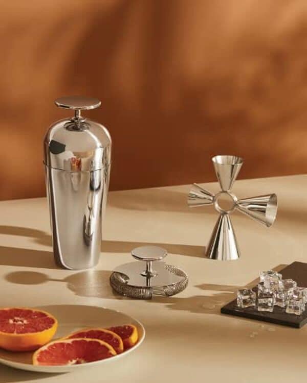 Découvrez notre test détaillé du service à cocktail Alessi The Tending Box GIA26SET : qualité, design et performance de cet accessoire barman en acier inoxydable haut de gamme. 